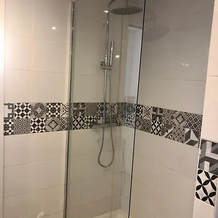 Siriana 101, 001 بينالماذينا